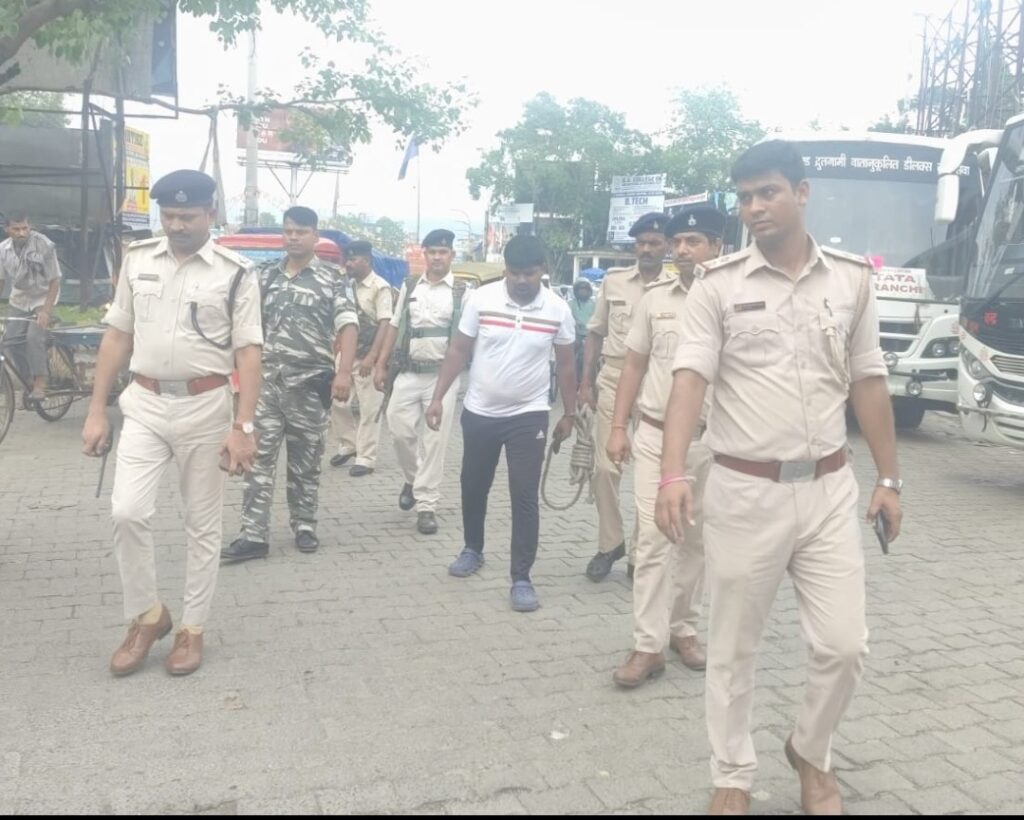 जमशेदपुर पुलिस ने इनामी अपराधी निशु को कराया पैदल मार्च
