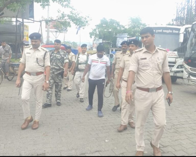 जमशेदपुर पुलिस ने इनामी अपराधी निशु को कराया पैदल मार्च