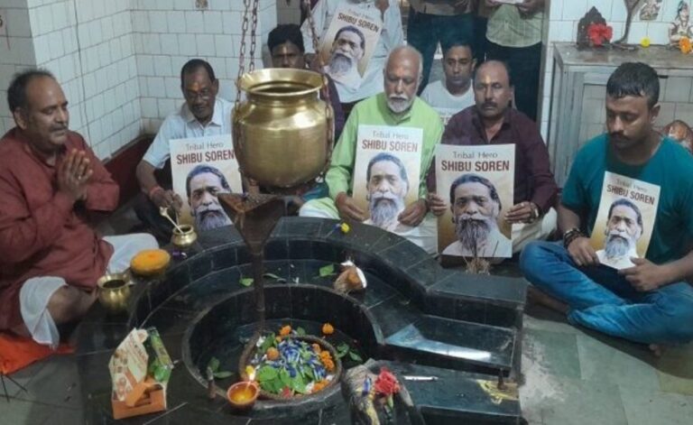 शिबू सोरेन के स्वास्थ्य लाभ के लिए झामुमो कार्यकर्ताओं ने की भगवान शिव की पूजा