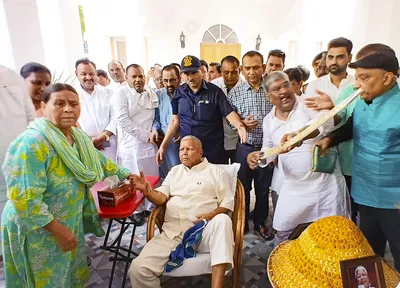 लालू ने जन्मदिन पर तलवार से काटा 78 किलो का केक