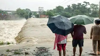 दो बच्चे समेत 7 की मौत, मानसून की पहली बारिश में कई पुल-डायवर्सन बहे, आज भी स्कूल बंद