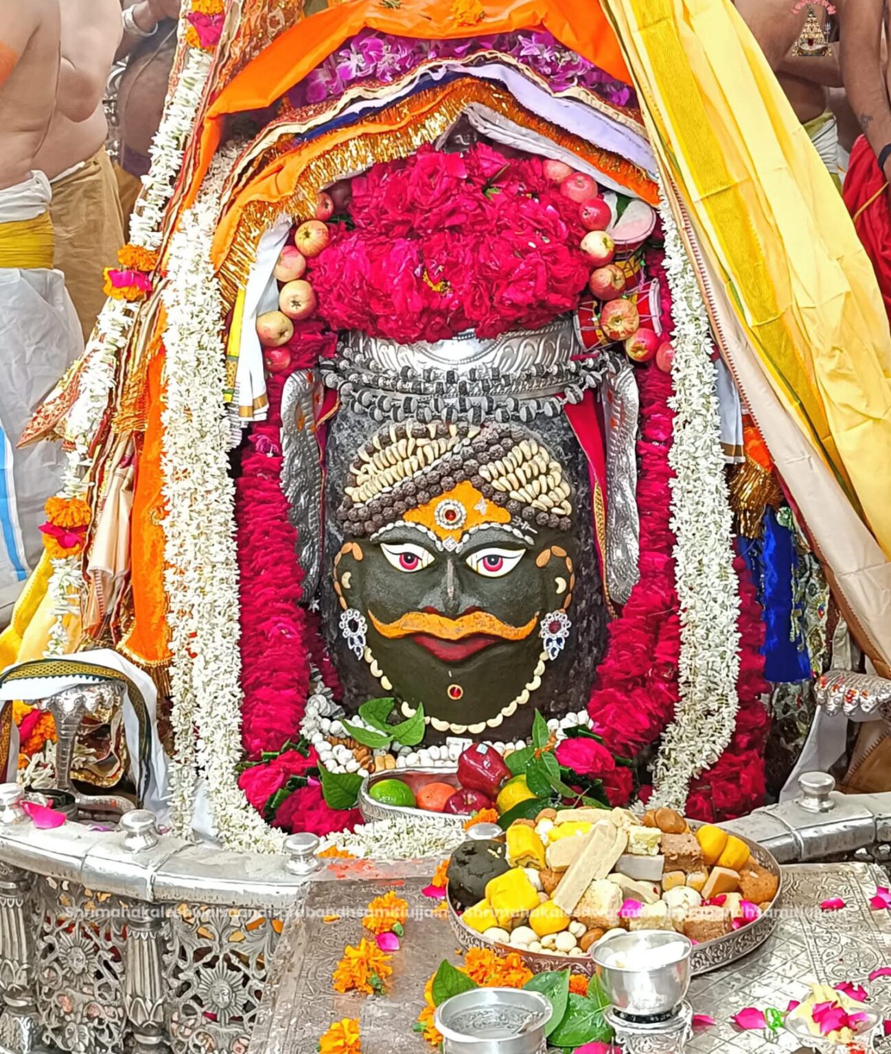 उज्जैन: महाकालेश्वर मंदिर में लगा शिवभक्तों का तांता, शाम को नगर भ्रमण पर निकलेंगे बाबा महाकाल
