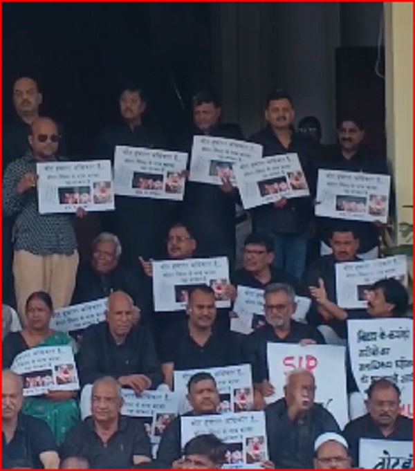 बिहार विधानसभा में तीसरे दिन भी हंगामा, विपक्ष ने मेन गेट किया जाम, पुलिस से झड़प