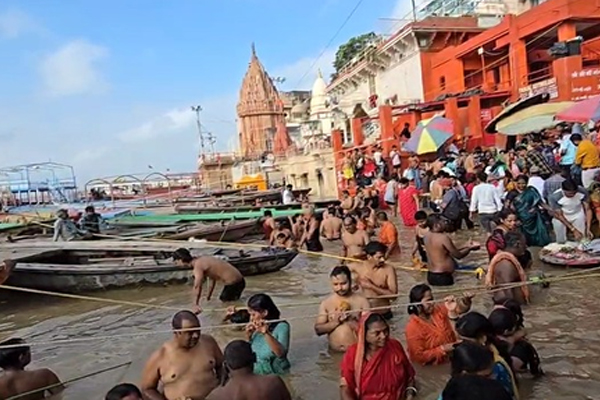 गुरु पूर्णिमा पर अयोध्या, प्रयागराज और वाराणसी में उमड़े श्रद्धालु, लगाई आस्था की डुबकी