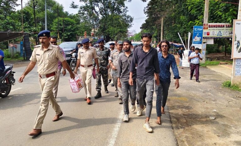 हजारीबाग : श्री ज्वेलर्स गोलीकांड मामले में उत्तम यादव गिरोह के नौ अपराधी गिरफ्तार, पुलिस ने कराया रोड मार्च