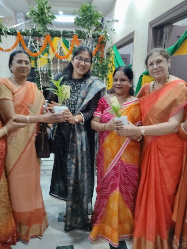 अग्रवाल सभा की महिला समिति की सावन सिंघारा में सास-बहुओं की जोड़ी ने मचाया धमाल