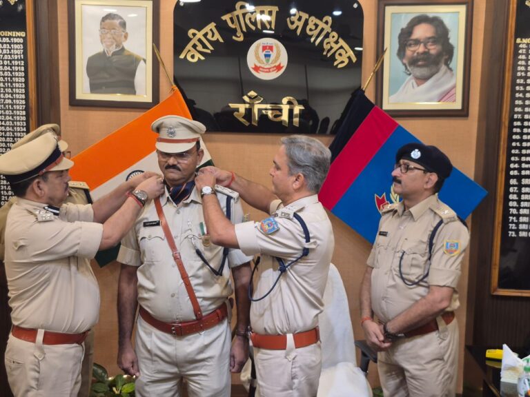 झारखंड : इंस्पेक्टर से डीएसपी बने विजय सिंह समेत छह अधिकारियों को डीआइजी ने किया सम्मानित