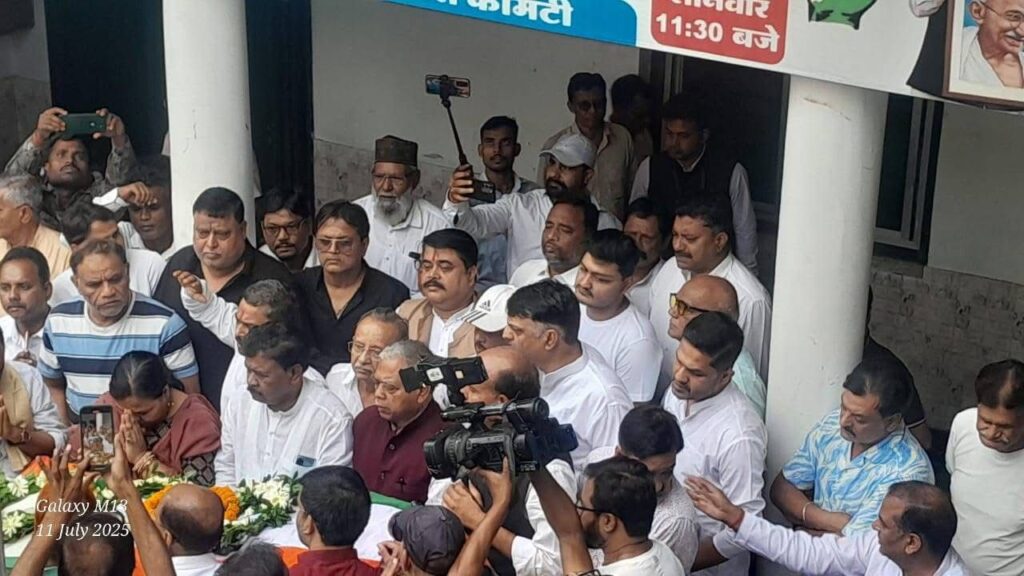 कांग्रेस प्रदेश मुख्यालय पहुंचा ददई दुबे की पार्थिव शरीर, नेताओं ने दी श्रद्धांजलि