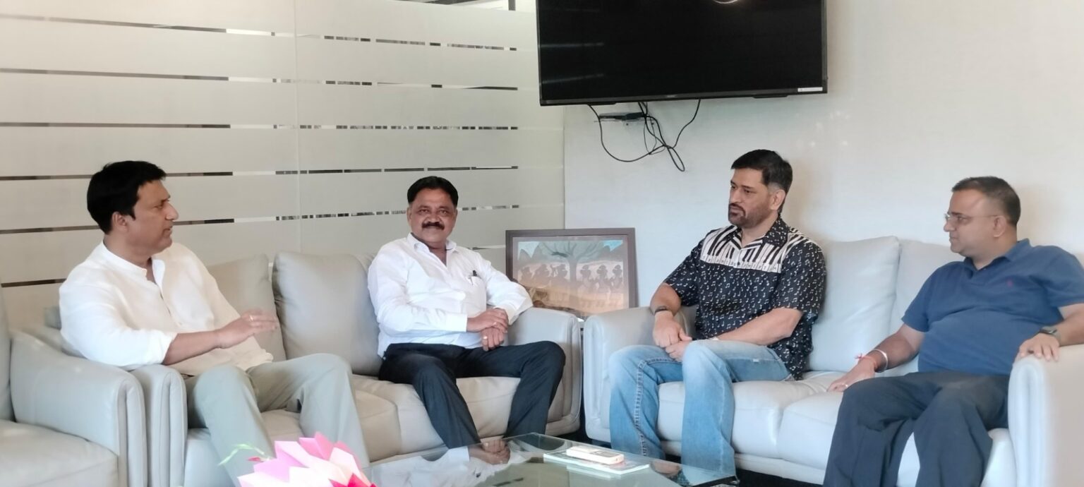 झारखंड में खेल और पर्यटन को बढ़ावा देने के लिए राज्य सरकार के साथ मिलकर करेंगे काम : धोनी