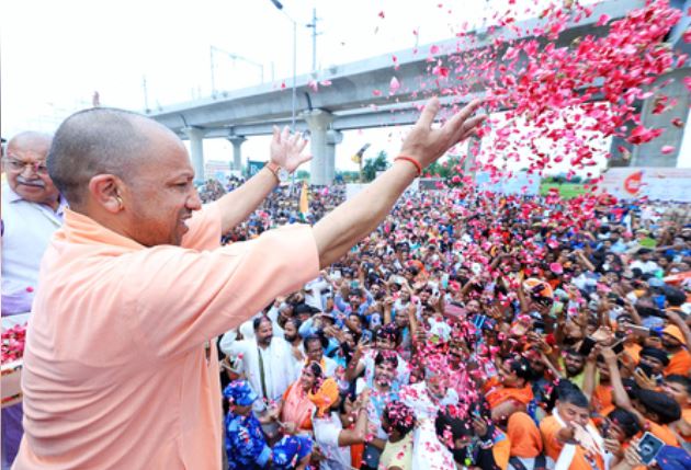 योगी ने कांवड़ियों पर बरसाए फूल, बोले- यात्रा को बदनाम करने वालों पर होगी सख्त कार्रवाई