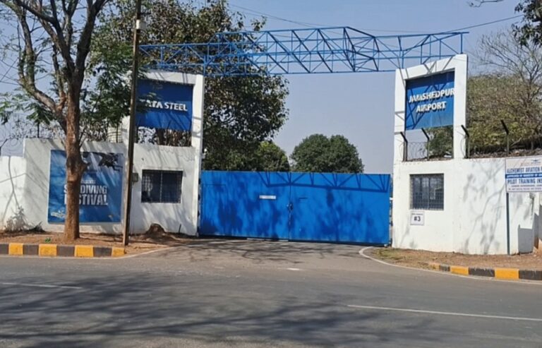 जमशेदपुर के सोनारी एयरपोर्ट पर बड़ा हादसा टला, लैंडिंग के दौरान फिसला विमान, बाल-बाल बचे नौ यात्री