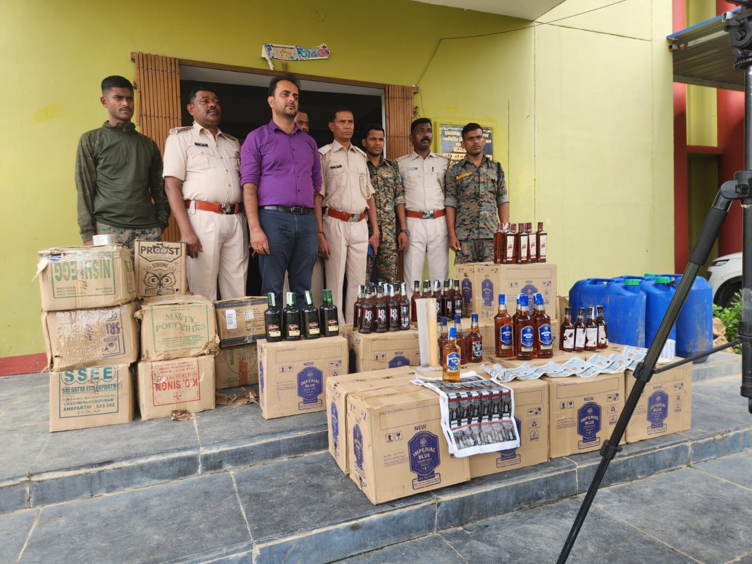 चतरा के वशिष्ठ नगर में पोल्ट्री फार्म से 598 बोतल नकली शराब जब्त