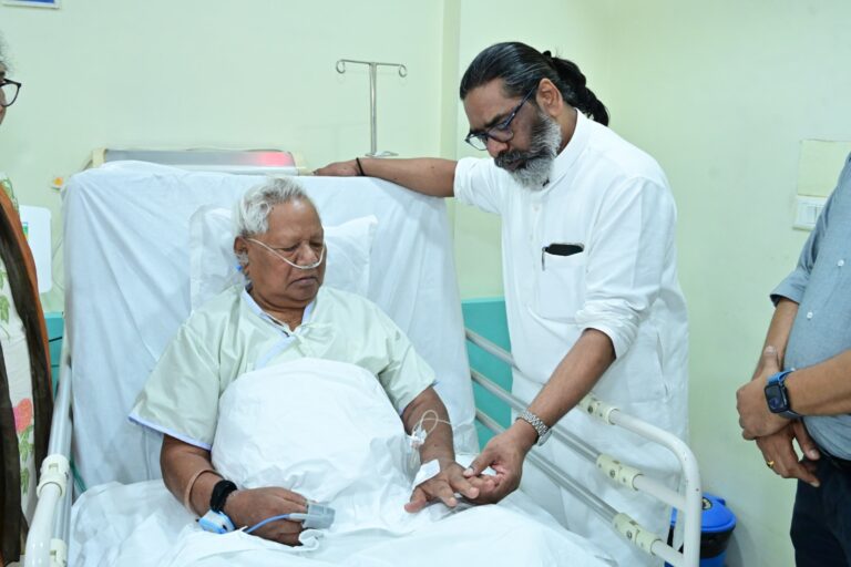 अस्पताल में कड़िया मुंडा से मिले हेमंत सोरेन और बाबूलाल मरांडी, स्वास्थ्य की ली जानकारी
