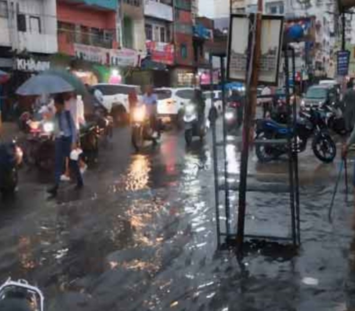 रांची में भारी बारिश से कई सड़कें जलमग्न, लोग परेशान