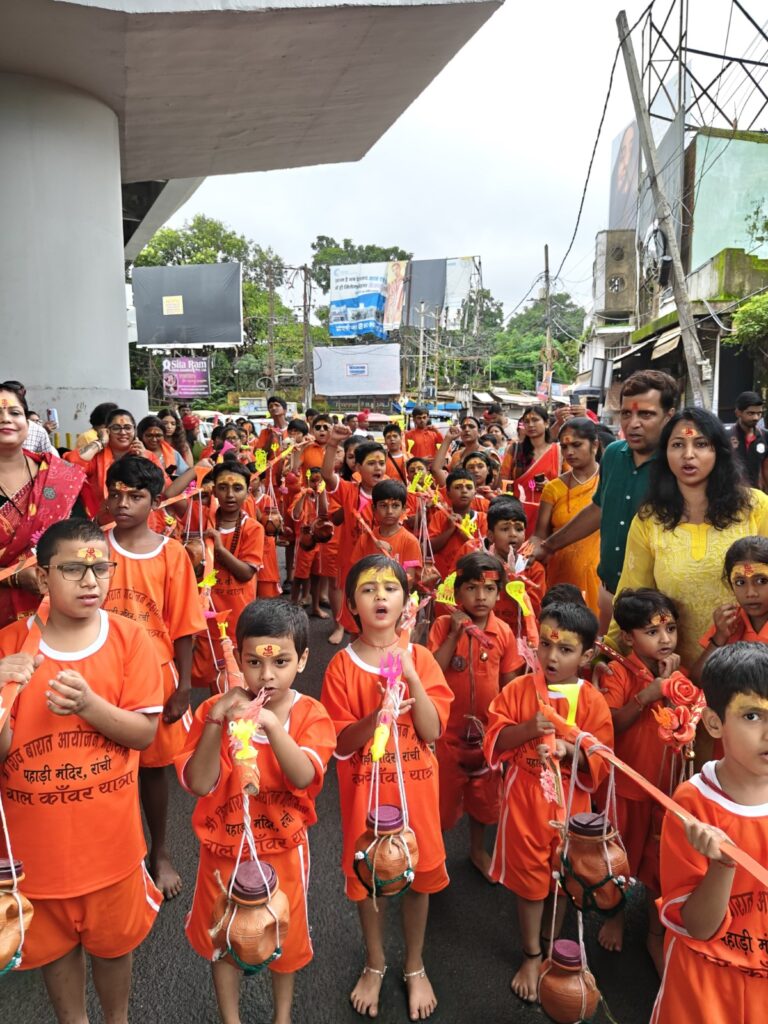 बाल कांवड़ियों के हर हर महादेव से गूंजा पहाड़ी मंदिर