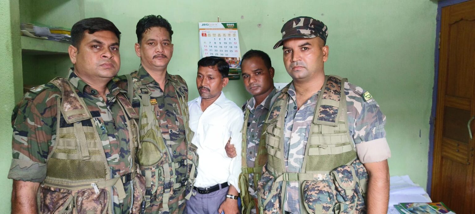 लातेहार के मनिका में रिश्वत लेते रोजगार सेवक रंगे हाथ गिरफ्तार