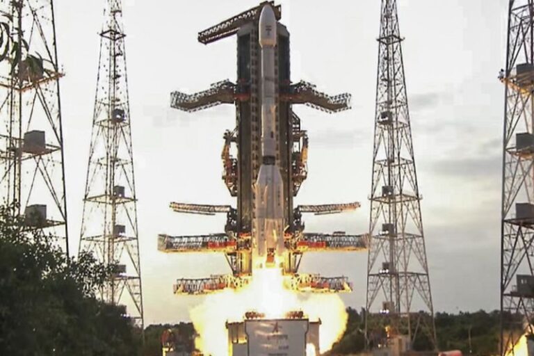 निसार उपग्रह लांच, उड़ान, धरती के कोने-कोने से डाटा जुटाएंगे इसरो और नासा के वैज्ञानिक