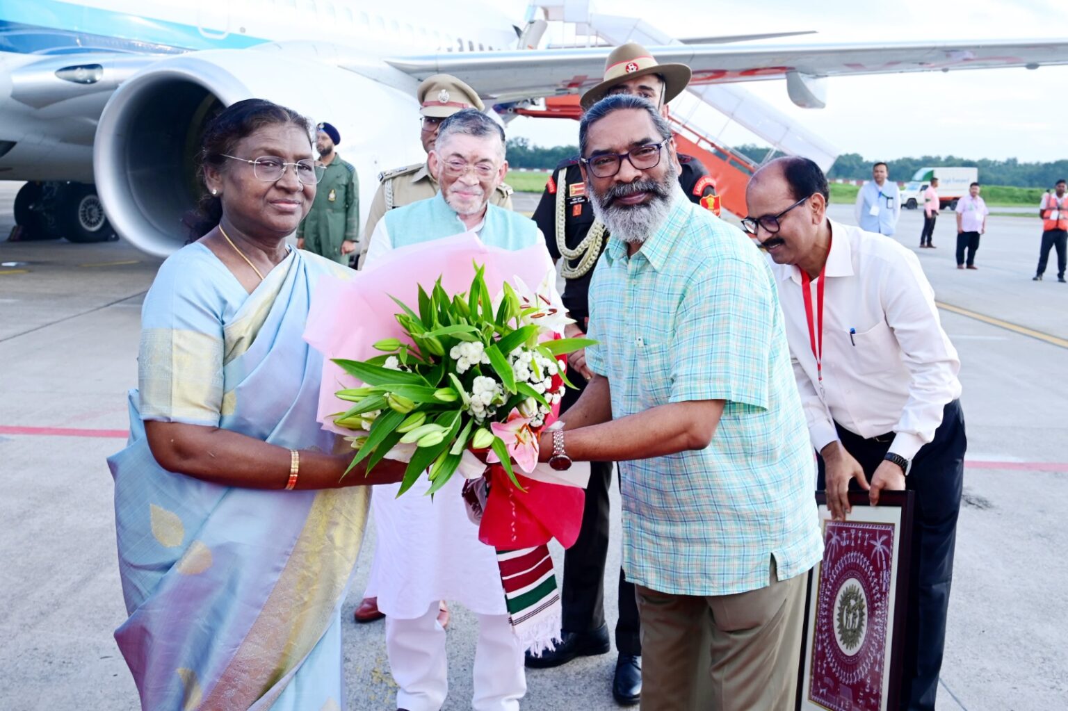 रांची पहुंचीं राष्ट्रपति मुर्मु, राजभवन में करेंगी रात्रि विश्राम, कल धनबाद में आईआईटी आईएसएम के 45वें दीक्षांत समारोह भाग लेंगी