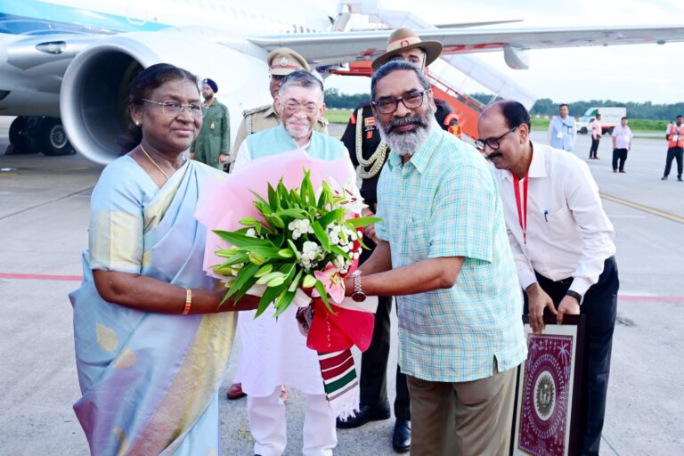 रांची पहुंचीं राष्ट्रपति मुर्मु, राजभवन में करेंगी रात्रि विश्राम, कल धनबाद में आईआईटी आईएसएम के 45वें दीक्षांत समारोह भाग लेंगी