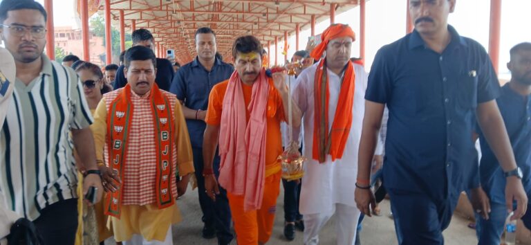 सांसद मनोज तिवारी ने सुल्तानगंज के नमामि गंगे घाट से बैद्यनाथ धाम के लिए शुरू की पदयात्रा