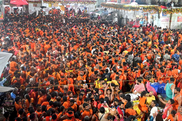 कांधे पर कांवड़ और जुबां पर ‘बोल बम’ का नारा, सावन की तीसरी सोमवारी पर देवघर में उमड़े शिवभक्त