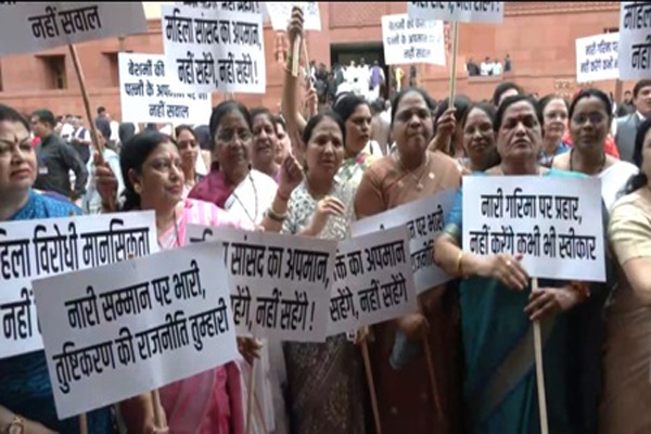 समाजवादी पार्टी की सांसद डिंपल यादव के अपमान पर NDA सांसदों का फूटा गुस्सा, मौलाना रशिदी के खिलाफ किया प्रदर्शन