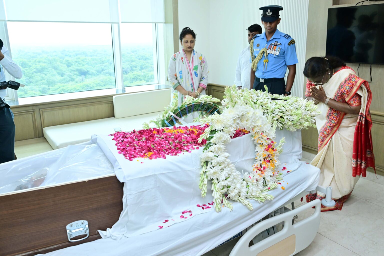 दिल्ली : राष्ट्रपति मुर्मू ने गंगाराम अस्पताल पहुंचकर दी शिबू सोरेन को श्रद्धांजलि