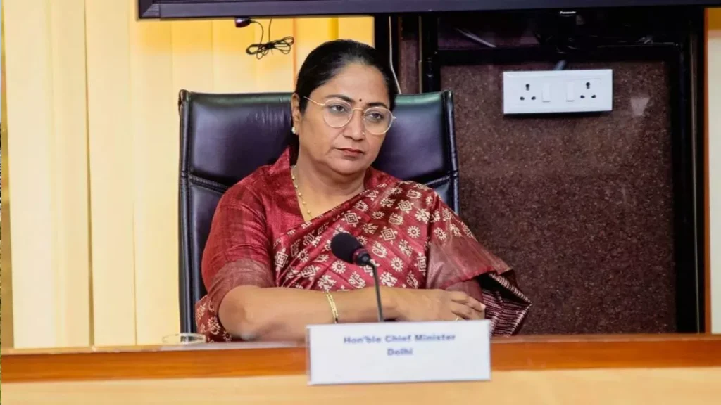 दिल्ली की CM रेखा गुप्ता पर हमला, जनसुनवाई के दौरान मचा हड़कंप; हिरासत में आरोपी