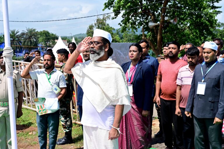 झारखंड के मुख्यमंत्री हेमंत सोरेन ने पैतृक गांव नेमरा में फहराया तिरंगा, पितृशोक की वजह से मुख्य समारोह में रहे अनुपस्थित