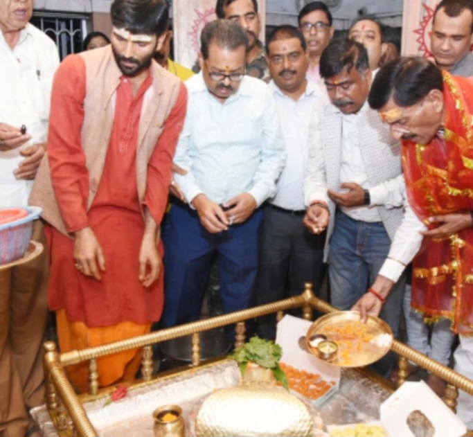 केंद्रीय रक्षा राज्य मंत्री संजय सेठ ने पहाड़ी मंदिर में किया सोलर लाइट का उद्घाटन