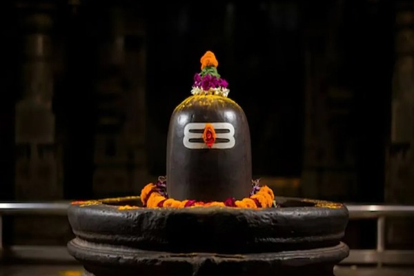 अंतिम सोमवार को भोलेनाथ को चढ़ाएं ये विशेष वस्तुएं, मिलेगा सुख-समृद्धि का आशीर्वाद