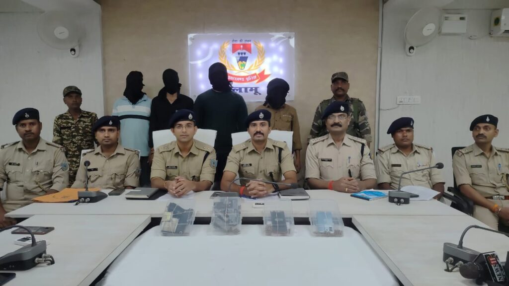 पलामू में गैंगेस्टर राहुल सिंह गैंग के चार गुर्गे गिरफ्तार, भारी मात्रा में आधुनिक हथियार बरामद