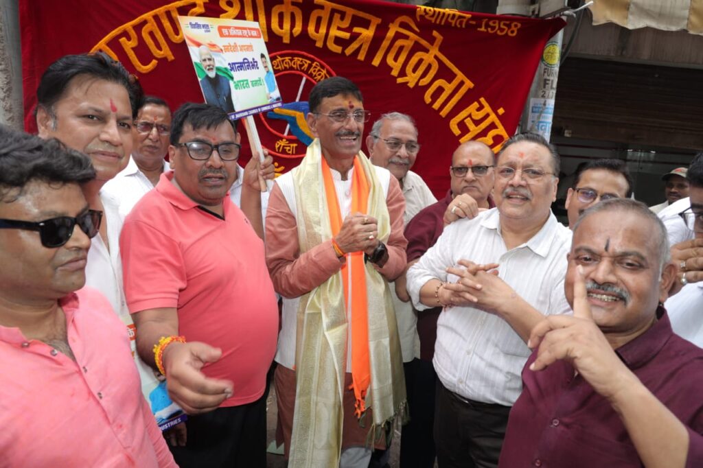 स्वदेशी अपनाओ अभियान का रक्षा राज्यमंत्री संजय सेठ ने किया शुभारंभ, दुकानों और दफ्तरों में लगाया पोस्टर