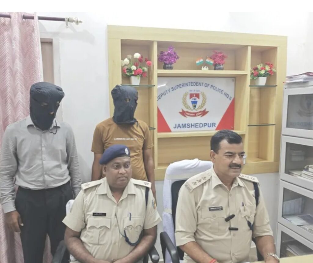 जमशेदपुर के सोनारी लूट मामले में दो अपराधी गिरफ्तार, सोने का लॉकेट और बाइक बरामद