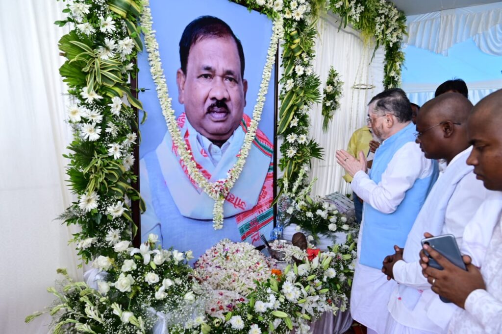 राज्यपाल पूर्व मंत्री रामदास सोरेन के संस्कार भोज में हुए शामिल