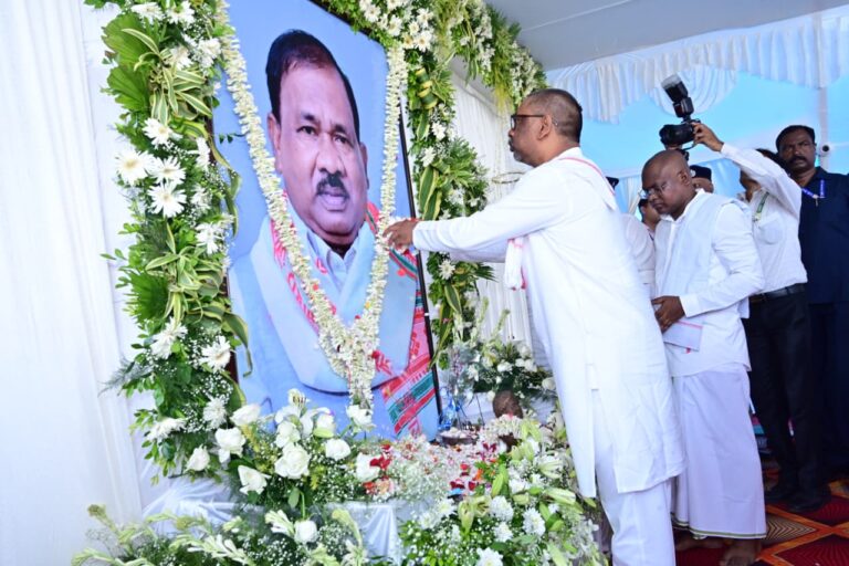 रामदास सोरेन के संस्कार भोज में हुए शामिल हेमन्त सोरेन