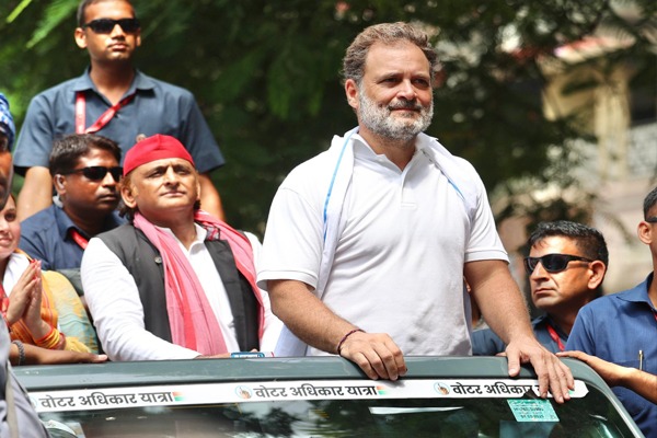 बिहार में अखिलेश यादव ने किया प्रचार, बीजेपी बोली- घर में नहीं दाने, अम्मा चली भुनाने