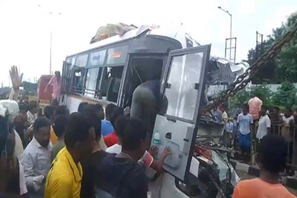बर्धमान में ट्रक और बस के बीच भीषण टक्कर, गंगा सागर से लौट रहे बिहार के 10 लोगों की मौत, 35 गंभीर