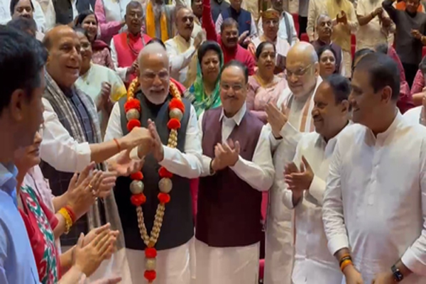 NDA बैठक में ‘ऑपरेशन सिंदूर’ और ‘ऑपरेशन महादेव’ की सफलता पर ‘हर हर महादेव’ के नारों के बीच पीएम मोदी का भव्य स्वागत