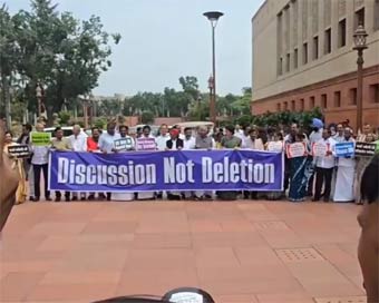 बिहार एसआईआर पर विपक्ष का हंगामा जारी, चुनाव आयोग में अब तक एक भी आपत्ति नहीं दर्ज