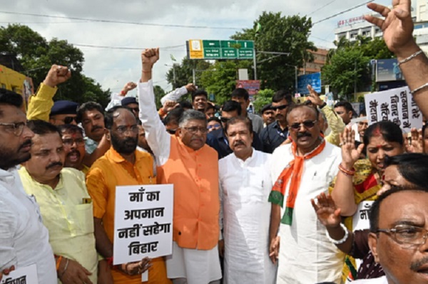 ‘बिहार बंद’ में भाजपा के दिग्गज नेता सड़क पर उतरे, राहुल की चुप्पी को लेकर रविशंकर प्रसाद ने साधा निशाना