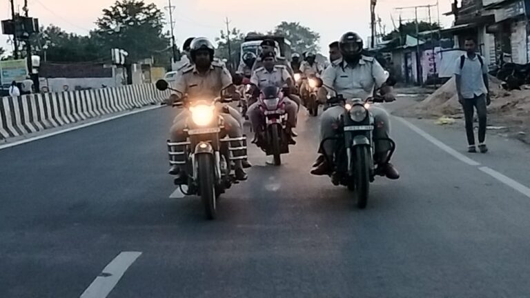 दुर्गा पूजा को लेकर मेसरा में पुलिस ने बाईक से किया फ्लैग मार्च, देखें वीडियो