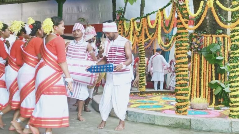 प्रकृति पर्व करम पर पर बहनों ने की भाइयों के दीर्घायु की प्रार्थना