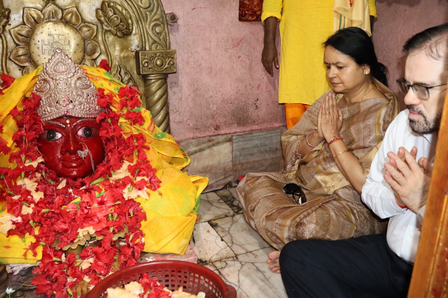 मंदिरों का गांव मलूटी में मुख्य सचिव ने मां मौलिक्षा मंदिर में की पूजा अर्चना
