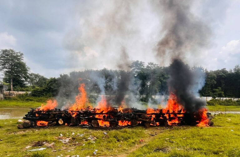 मुक्ति संस्था ने जुमार नदी के तट पर 30 शवों का किया अंतिम संस्कार