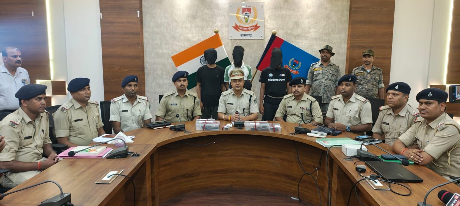 रामगढ़ में राहुल दुबे गैंग के तीन अपराधी गिरफ्तार, दो पिस्टल और सात जिंदा गोली बरामद