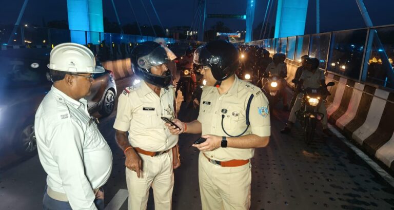 बुलेट पर निकले एसएसपी, दुर्गा पूजा पंडालों और विधि-व्यवस्था का लिया जायजा