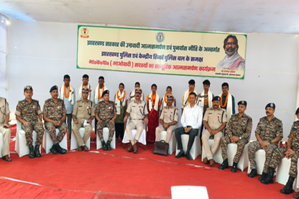 चाईबासा में डीजीपी के समक्ष 10 नक्सलियों ने किया आत्मसमर्पण, नक्सल विरोधी अभियान को बड़ी सफलता