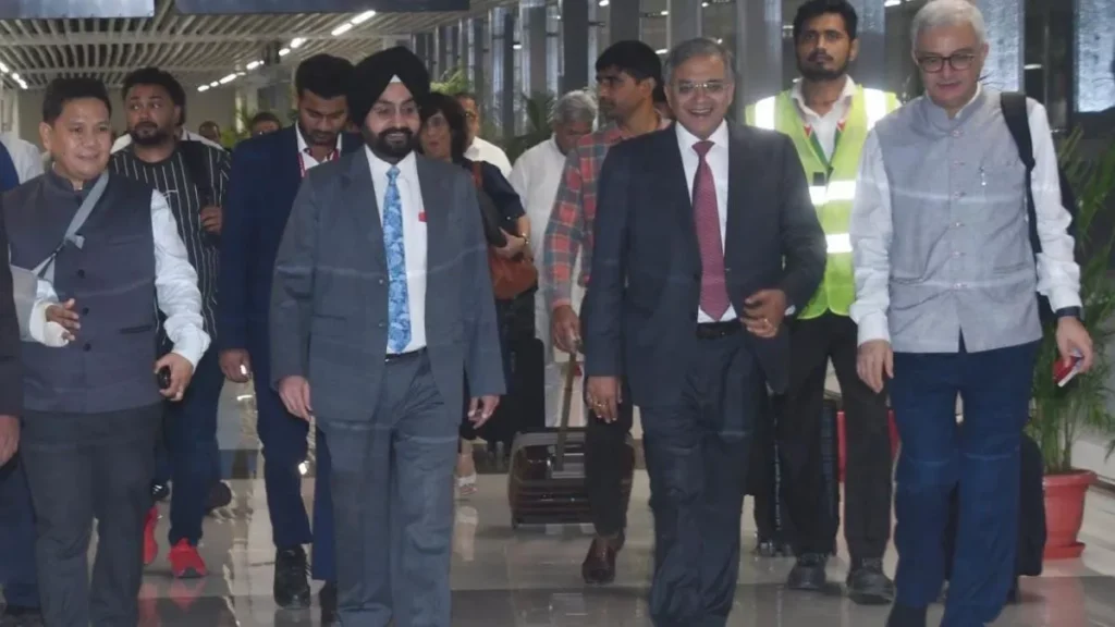 चुनाव की तैयारियों का जायजा लेने पटना पहुंची निर्वाचन आयोग की टीम