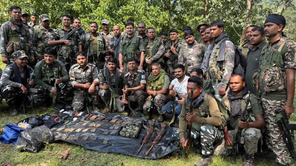 हजारीबाग में नक्सली कैंप ध्वस्त, भारी मात्रा में हथियार बरामद